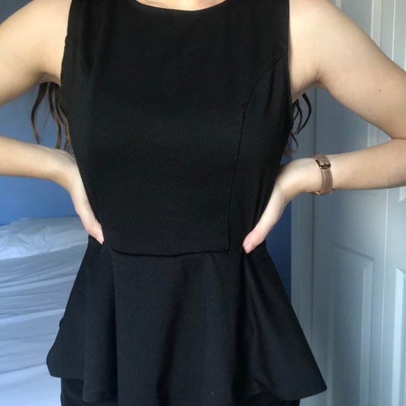 Black sleeveless top - Picture 2 of 4